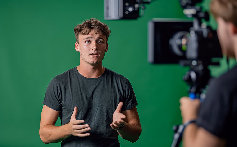 高校野球の試合で打者に投げる投手 高校野球の試合で打者に投げる投手