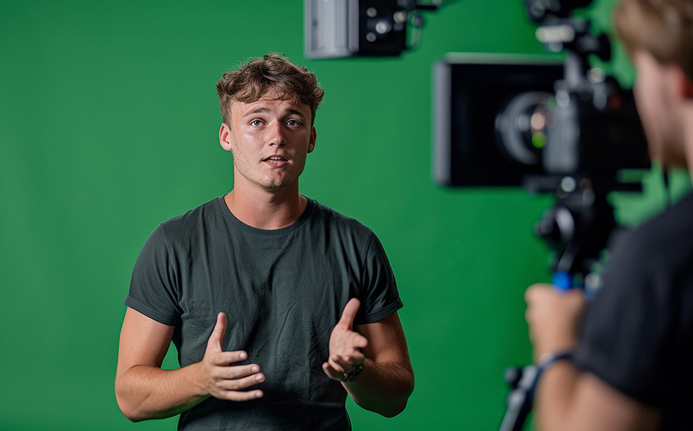 高校野球の試合で打者に投げる投手 高校野球の試合で打者に投げる投手