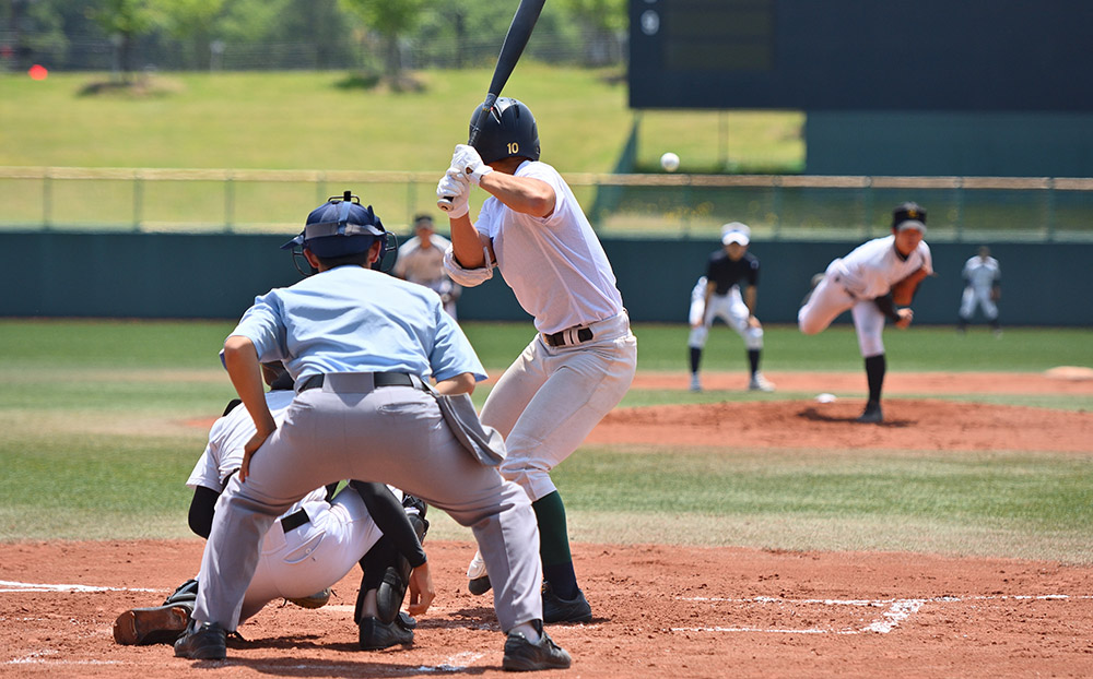 高校野球の試合で打者に投げる投手