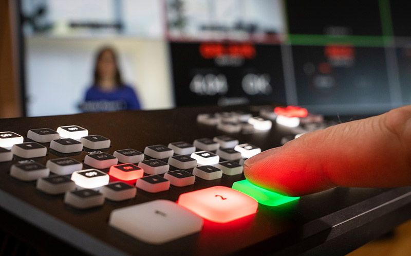 高校野球の試合で打者に投げる投手